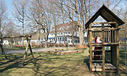 nagelneuer Spielplatz mit Rutsche, Sandkasten, Kletterwand (Foto: Martin Schmitz)
